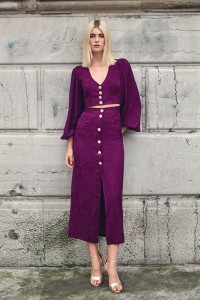 top morado con escote en pico boton joya y manga ablusonada