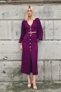 top morado con escote en pico boton joya y manga ablusonada