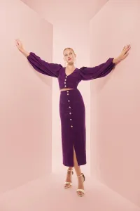 top morado con escote en pico boton joya y manga ablusonada