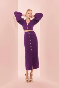 top morado con escote en pico boton joya y manga ablusonada