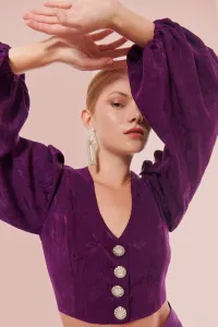 top morado con escote en pico boton joya y manga ablusonada