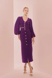 top morado con escote en pico boton joya y manga ablusonada