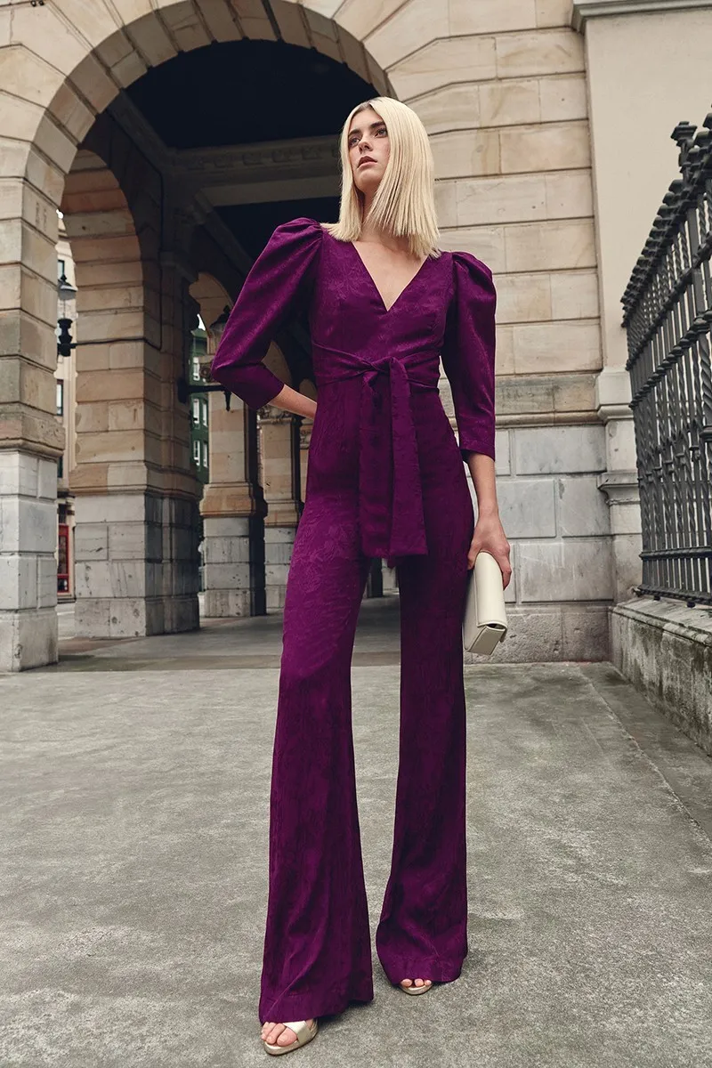 Mono de fiesta morado con manga abullonada y lazada para invitadas