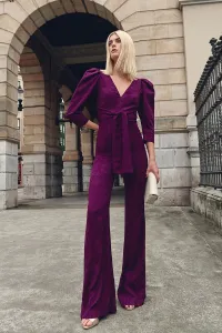 Mono de fiesta morado con manga abullonada y lazada para invitadas