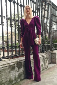 Mono de fiesta morado con manga abullonada y lazada para invitadas