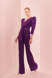 Mono de fiesta morado con manga abullonada y lazada para invitadas