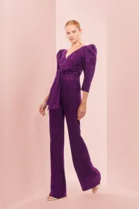 Mono de fiesta morado con manga abullonada y lazada para invitadas