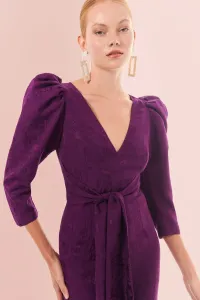 Mono de fiesta morado con manga abullonada y lazada para invitadas