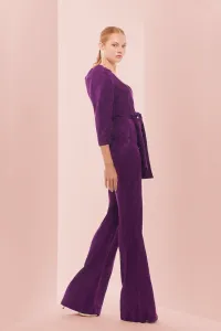 Mono de fiesta morado con manga abullonada y lazada para invitadas