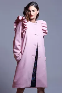 abrigo rosa con volantes