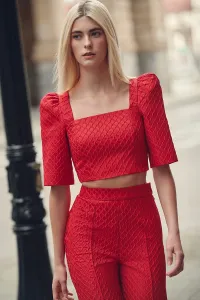 Top joya brocado rojo geometrico escote recto invitada boda