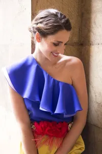 Top asimetrico morado con volante en tejido ligero y vaporoso de