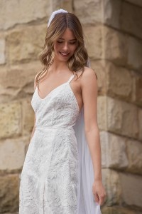 Vestido escote V estilo lencero tul bordado