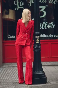 Pantalon palazzo de jacquard brocado rojo geometrico para invitada