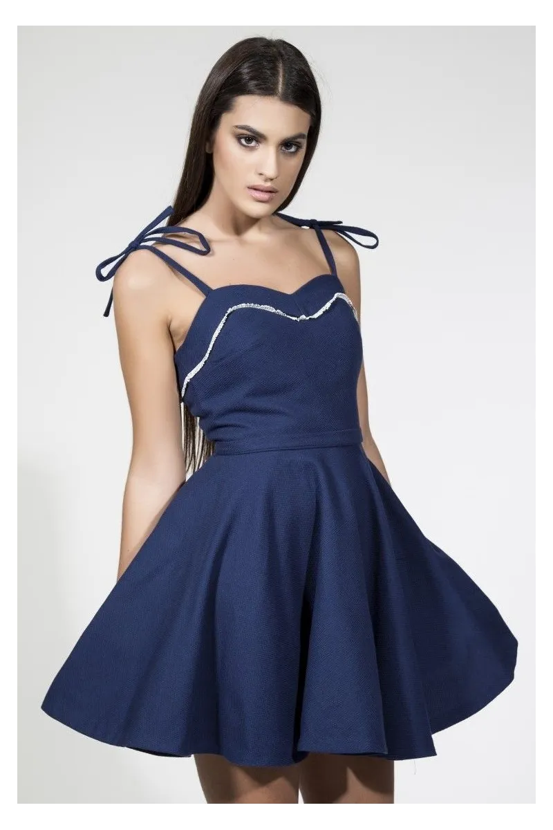 Vestido de vuelo marinero azul marino y blanco falda con volumen.