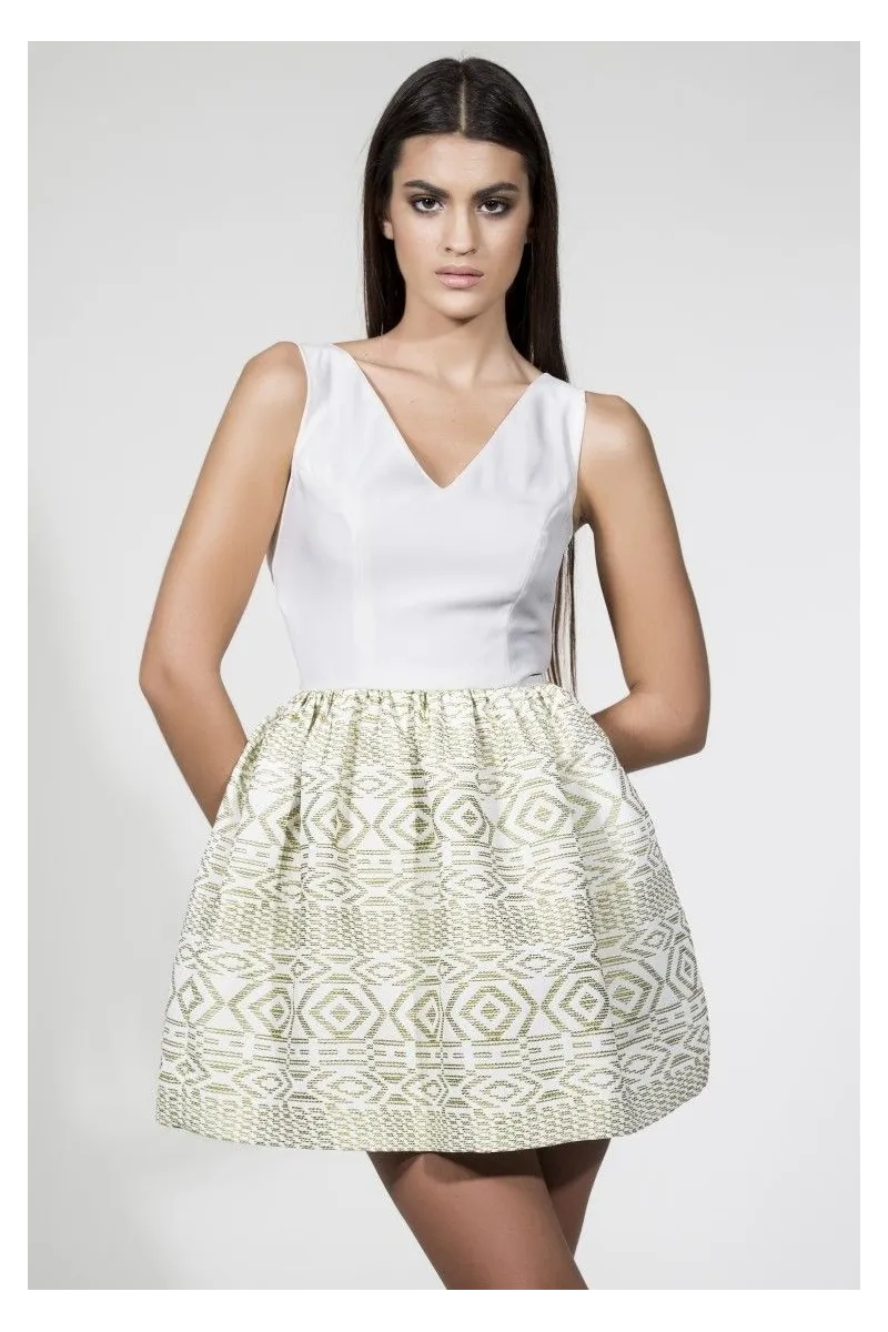Vestido de vuelo blanco falda con volumen estampado etnico beige.