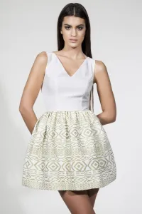 Vestido de vuelo blanco falda con volumen estampado etnico beige.