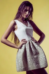 Vestido de vuelo blanco falda con volumen estampado etnico beige.