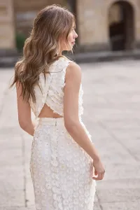 conjunto top espalda cruzada y falda midi recta de tul blanco