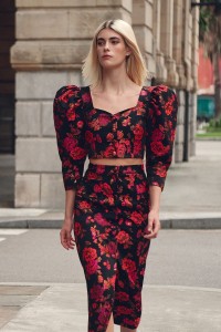 Falda brocada negra con flores para invitada invierno