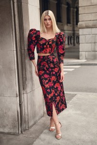 Falda brocada negra con flores para invitada invierno