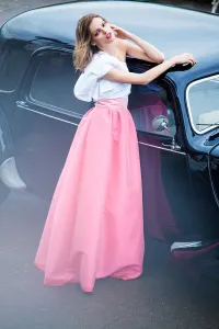 Conjunto falda larga volumen saten rosa y top asimetrico con