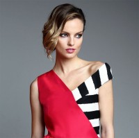 vestido corto de vuelo rojo con tirantes asimetrico blanco y negro