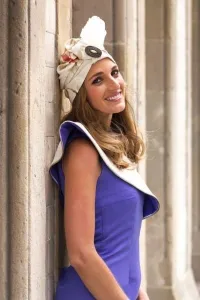 vestido corto fiesta morado asimetrico con volante beige de