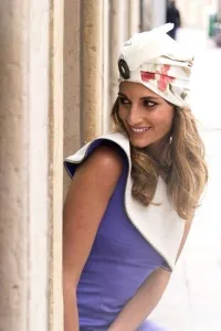 vestido corto fiesta morado asimetrico con volante beige de