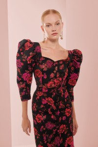 Top joya brocado negro con flores escote corazon invitada