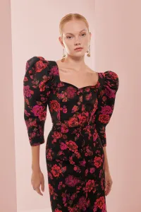 Top joya brocado negro con flores escote corazon invitada