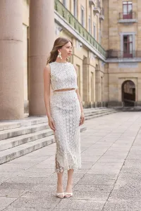 conjunto top espalda cruzada y falda midi recta de tul blanco