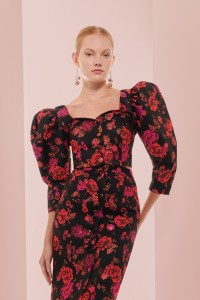 Top joya brocado negro con flores escote corazon invitada