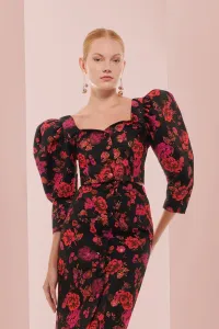 Top joya brocado negro con flores escote corazon invitada