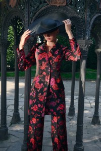 Pantalon palazzo de jacquard brocado negro con flores para invitada