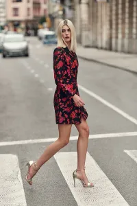 Vestido esmoquin brocado negro con estampado de flores