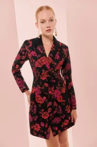 Vestido esmoquin brocado negro con estampado de flores