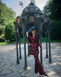 Vestido esmoquin brocado negro con estampado de flores