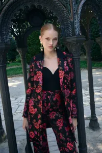 Vestido esmoquin brocado negro con estampado de flores