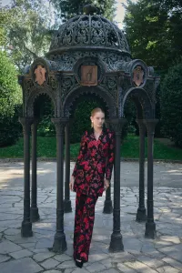 Vestido esmoquin brocado negro con estampado de flores