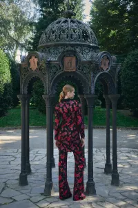 Vestido esmoquin brocado negro con estampado de flores
