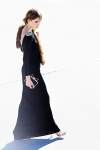 vestido largo de fiesta negro escote en espalda con cadena dorada