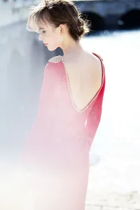 vestido largo de fiesta rojo escote en espalda con cadena dorada