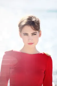 vestido largo de fiesta rojo escote en espalda con cadena dorada