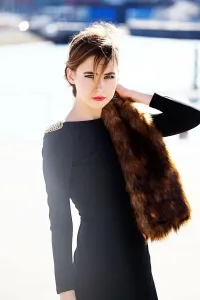 vestido corto de fiesta negro con escote en espalda con cadena
