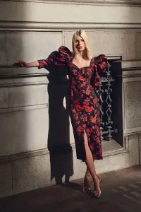 Vestido de invitada brocado negro flores con manga globo