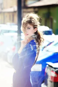 mono de fiesta azul klein con escote en espalda para invitada boda