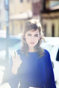mono de fiesta azul klein con escote en espalda para invitada boda