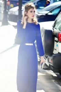 mono de fiesta azul klein con escote en espalda para invitada boda