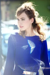 mono de fiesta azul klein con escote en espalda para invitada boda